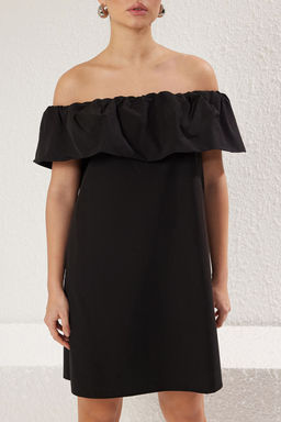 TRENDYOLMILLA Siyah Genis Kesim Poplin Carmen Yaka Lastik Detayl? Mini Dokuma Elbise TWOSS25EL00182