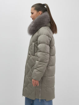 Пальто зимнее утепленное с мехом и капюшоном тренд коричневого цвета 7753K - Visdeer фото 7