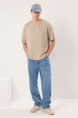 TRENDYOL MAN Siyah Oversize/Genis Kesim Metal Etiket Detayl? Yumusak Doku Interlok Kumas T-Shirt TMNSS25TS00105