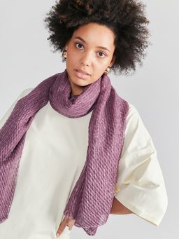 \Большой,красивый палантин, выполненный из гофрированной ткани и украшенный тонкими нитями люрекса.