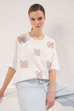 TRENDYOLMILLA Ekru Fiyonk ve Ekose Detayl? Oversize/Genis Kal?p Orme T-Shirt TWOSS25TS00130 фото 2