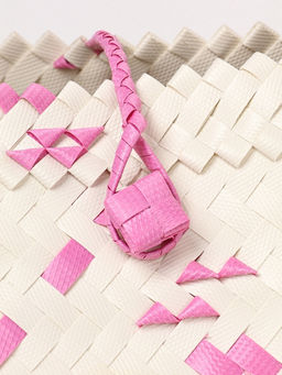 Сумка плетёная на застёжке «Девочка с букетом», 40×10×55 см, пластик, бело-розовая