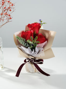 Букет из мыльных лепестков для ванны «Розы в подарочной упаковке», красный, 6.9×13.7×20.5 см