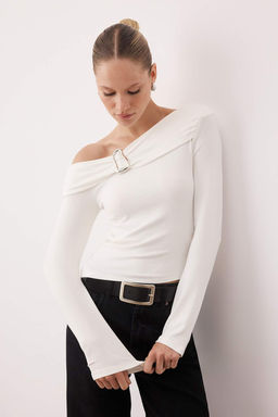 Ekru Asimetrik Yaka Aksesuar Detayl? Fitted Ac?k Omuzlu Orme Bluz TWOAW26BZ00121