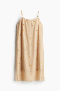 Vestido de tirantes con detalles decorativos