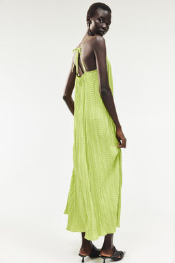 Vestido plisado con tirantes espagueti