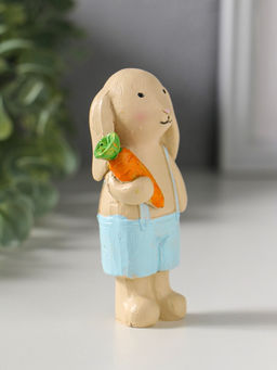 Фигурка полистоун Зайчик в голубых шортиках на лямках, с морковкой, 5?3?9.5 см