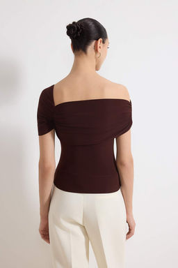 Kahverengi Slim Asimetrik Yaka Tek Kol K?sa Kollu Buzgulu Esnek Orme Bluz TWOSS26BZ00169