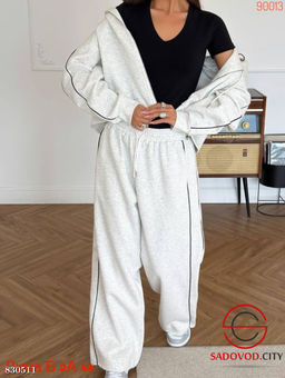 Спортивный женский костюм