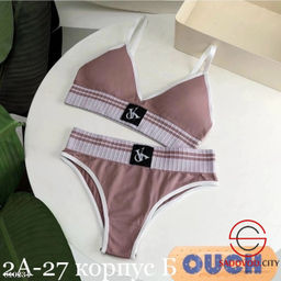 Комплект белья с женским топом и трусами