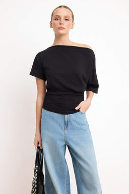 Siyah Fitted/Vucuda Oturan Asimetrik Yaka Buzgulu Crop/K?sa Pamuklu Esnek Orme Bluz TWOSS26BZ00337