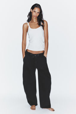 PANTAL?N OVERSIZE CARGO / Negro