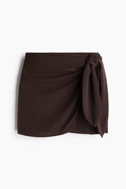 Minifalda con lazada decorativa