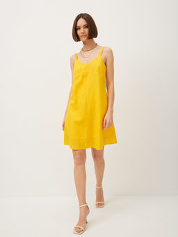 Платье мини на тонких бретелях с пуговицами по спинке