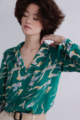 11536 Блуза с английским воротником зелёная с принтом - Martichelli фото 7