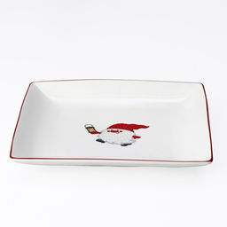 Блюдо фарфоровое сервировочное Доляна Праздничный переполох. Гном Бим, d=20,5 см, цвет белый  фото 2