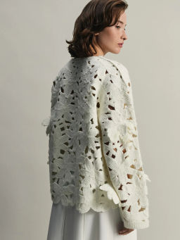 Фактурный джемпер с объёмными цветами / Zarina