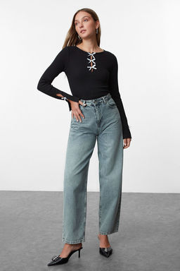 Trendyolmilla Siyah Fiyonk ve Cut Out Detayl? Bisiklet Yaka Slim/Vucuda Oturan Orme Bluz TWOAW25BZ00177