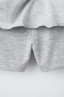 FALDA BERMUDA VOLANTES RAYAS / Gris vigor?