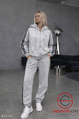Спортивный женский костюм