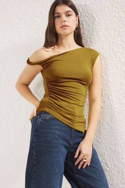 Trendyolmilla Tas Buzgu/Drape Detayl? Fitted/Vucuda Oturan Asimetrik Yaka Orme Bluz TWOSS25BZ00072
