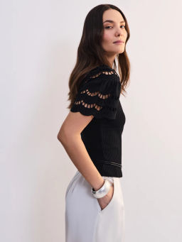 Приталенная футболка с шитьем на рукавах ZR2605023419-50 / Zarina