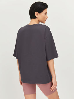 Футболка прямого силуэта с разрезом спереди графит - NEVERLATE фото 3