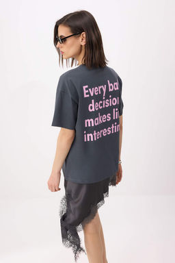 Antrasit Slogan Oversize/Genis Kal?p Dusuk Kol K?sa Kollu %100 Pamuk Orme T-Shirt TWOSS26TS00115