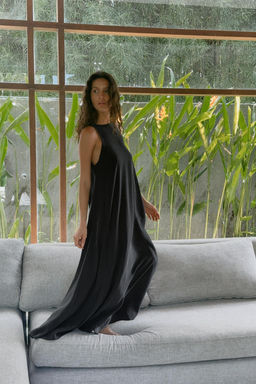 VESTIDO MIDI FLUIDO / Negro