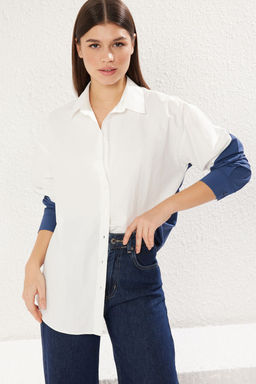 TRENDYOLMILLA Ekru Renk Bloklu Boyfriend Genis Kal?p Dokuma Gomlek TWOSS23GO00393