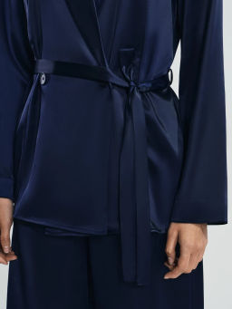 Атласная блузка с отложным воротником и поясом / Zarina