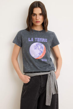 Gri Bask?l? Fitted Bisiklet Yaka K?sa Eskitme/Soluk Efektli %100 Pamuk Orme T-Shirt TWOSS26TS00194