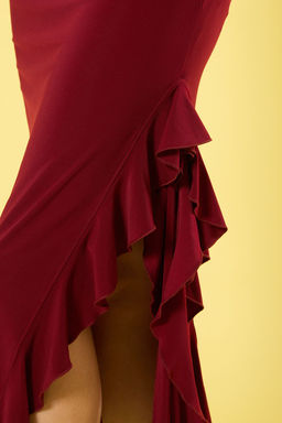 TRENDYOLMILLA Bordo Ask?l? Buzgulu Y?rtmacl? F?rf?rl? Bodycone/Vucuda Oturan Maxi Orme Elbise TWOSS25EL00228