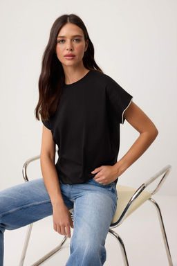Siyah %100 Kal?n Pamuklu Kolu Tas Detayl? Regular/Normal Kal?p Ay Kol Orme T-Shirt TWOSS24TS00071