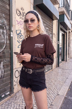 Kahverengi Slogan Oversize/Geni_ Kal_p Dantel Detayl_ Uzun %100 Pamuk _rme T-Shirt TWOSS26TS00239