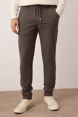 Kahverengi Regular Fit Dokulu Rahat Erkek Pantolon TMNAW26PL00007