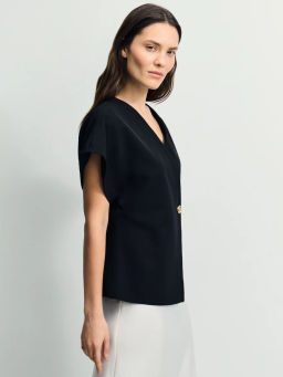 Приталенный жилет с декоративной пуговицей / Zarina