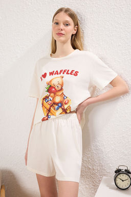 Trendyolmilla Ekru %100 Pamuklu Ay?c?kl? Sloganl? Sortlu Orme Pijama Tak?m? THMSS25PT00349