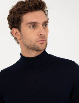 Базовый трикотажный свитер с водолазкой узкого кроя темно-синего цвета