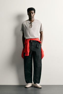PANTAL?N RELAXED FIT PLIEGUES / Negro