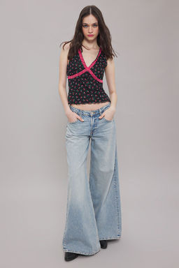 Trendyolmilla Siyah Tul Kiraz Bask?l? V Yaka Vucuda Oturan Orme Bluz TWOSS25BZ00284  фото 2