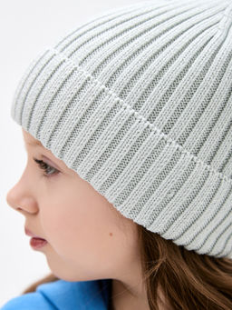 Светло-серая вязаная шапка