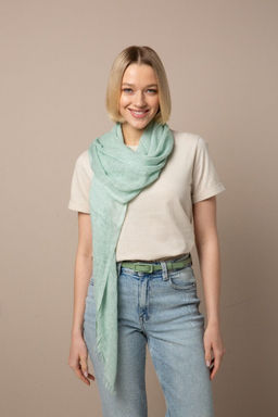 Палантин мятного цвета с бахромой - Модные истории фото 3