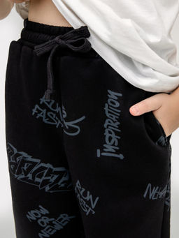 Брюки для мальчиков черные с принтом текст - Mark formelle фото 5