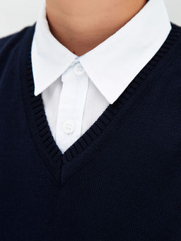 Темно-синий вязаный жилет для мальчика