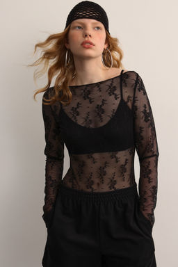 Боди из кружева с вырезом лодочка