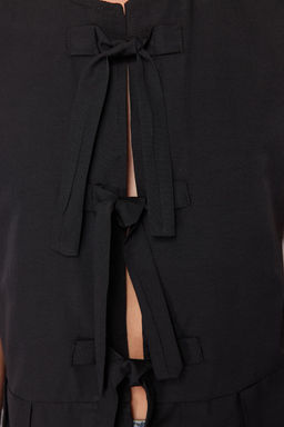 Siyah Onden Baglama Fiyonk Detayl? Kolsuz Dokuma Bluz TEDSS24BZ00044