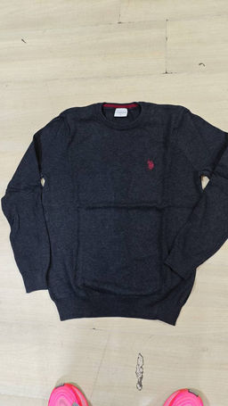 Мужской базовый свитер черный