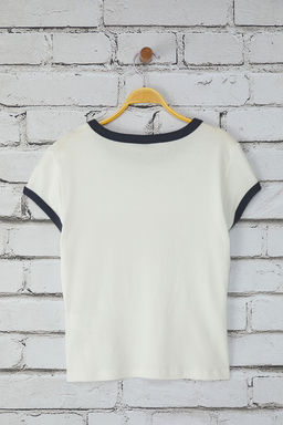 TRENDYOLMILLA Ekru Slogan Bask? Renk Bloklu Fitted/Vucuda Oturan Orme T-Shirt TWOSS25TS00094