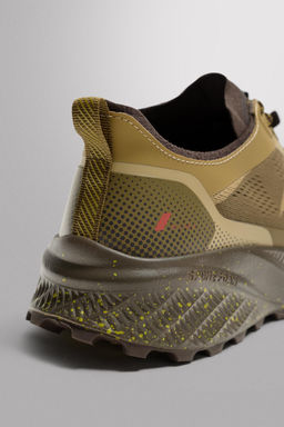 ZAPATILLA DE CORRER TRAIL / Marr?n